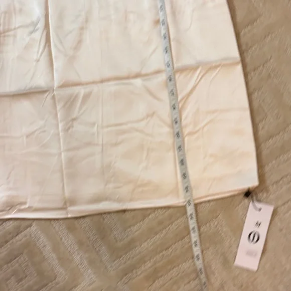 Elegant Cream Sleeveless silk Top - Picture 7 of 7